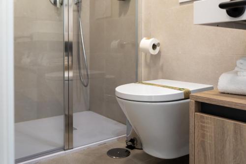 Bilik mandi di Alidreams Lola Center Apartamentos