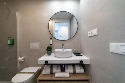 Bilik mandi di Alidreams Lola Center Apartamentos