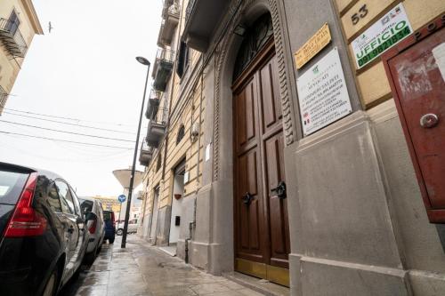 un edificio con una porta sul lato di una strada di B&B Handy Palermo a Palermo
