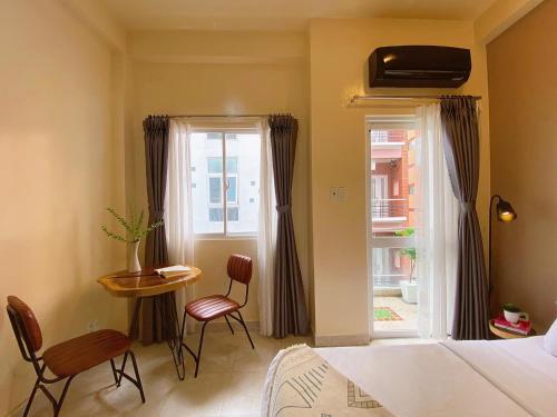 um quarto com uma cama, uma mesa e cadeiras em H&A Homestay - 40m, New Built, Center Location, Quiet Place, Full Facilities em Hanói