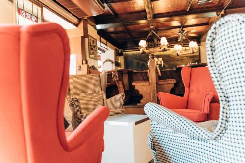 ein Zimmer mit Stühlen und einem Tisch in einem Zug in der Unterkunft AKZENT Hotel Berg's Alte Bauernschänke- Wellness und Wein in Rüdesheim am Rhein