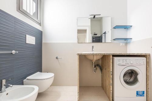 bagno con lavatrice e lavandino di Mare del Salento Residence by BarbarHouse a Torre Lapillo