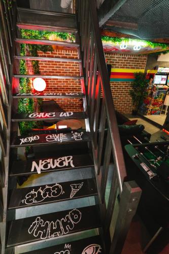 a set of stairs with writing on them at Capsule Art Déco - Jacuzzi - Netflix - Home Cinéma - Arcade de jeux & Nintendo switch - 2 chambres - Filet suspendu in Valenciennes