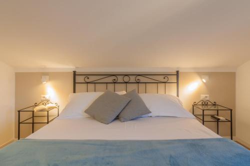 um quarto com uma cama grande e 2 mesas de cabeceira em La Baia by Wonderful Italy em Bellagio