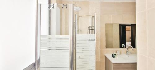 y baño con ducha y lavamanos. en BnBIsrael apartments - Edouard Bernstein Ambre en Tel Aviv
