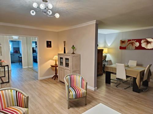 - un salon et une salle à manger avec une table et des chaises dans l'établissement Appartement Dreux, à Dreux