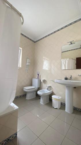 a bathroom with two toilets and a sink at Casa do Miradouro in Carrapateira