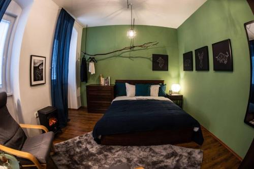 una camera con letto e parete verde di Gentlemen's Apartment near Brno-Center a Brno