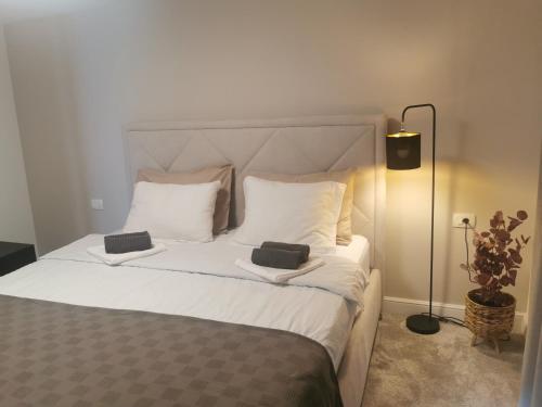 duże białe łóżko z 2 poduszkami w obiekcie Siora w mieście Nijvice