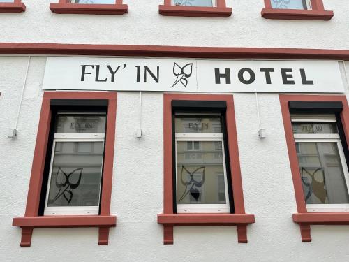 una fachada de un hotel con tres ventanas en Hotel Fly ´ In, en Offenbach