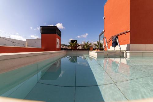 Kolam renang di atau dekat dengan Alidreams Lola Center Apartamentos