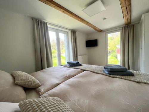 Un dormitorio con una cama grande y una ventana en Ferienhaus „Am Sandstein“, en Papstdorf