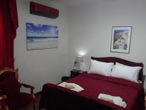 - une chambre avec un lit doté d'un couvre-lit rouge et d'une chaise dans l'établissement New Boutique Apartment Egypt, au Caire