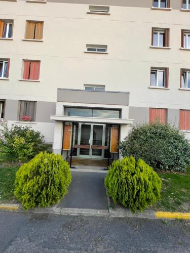 a building with bushes in front of it at Studio aux portes de Paris in Chatou