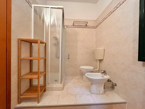 La salle de bains est pourvue d'une douche et de toilettes. dans l'établissement Agriturismo I Girasoli di Lari Appartamento indipendente 2 camere da letto, à Rivoli