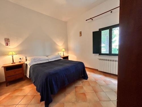 - une chambre avec un lit, deux tables et une fenêtre dans l'établissement Agriturismo I Girasoli di Lari Appartamento indipendente 2 camere da letto, à Rivoli