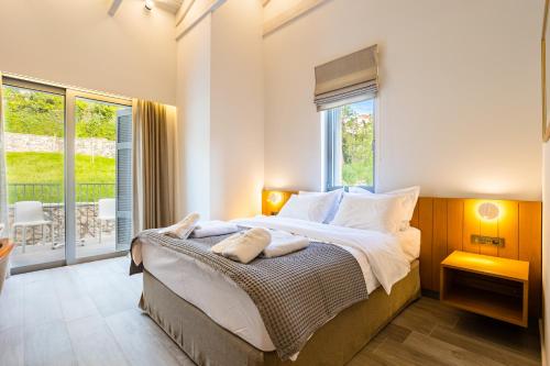 Ένα ή περισσότερα κρεβάτια σε δωμάτιο στο Denthis Hotel - Taygetos Mountain Getaway