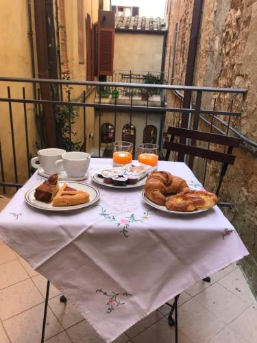 una mesa con tres platos de pastas y naranjas. en Camere Gozzante, en Pienza