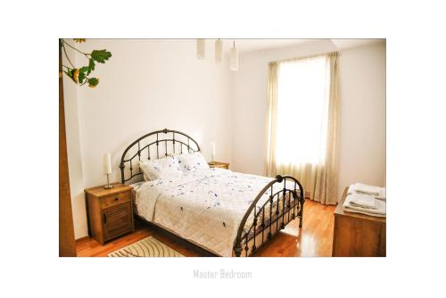 1 dormitorio con cama y ventana en Apartament Dinicu, Brasov, Romania, en Brasov