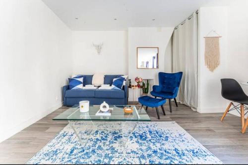 a living room with a blue couch and blue chairs at Studio 4pers#Malesherbes#Parc Monceau in Paris