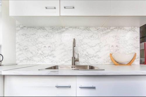a kitchen with a sink and a marble wall at Studio 4pers#Malesherbes#Parc Monceau in Paris