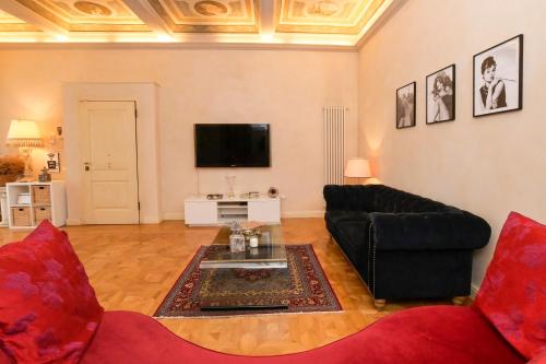 比薩的住宿－LA CASA DI MONIC，带沙发和电视的客厅