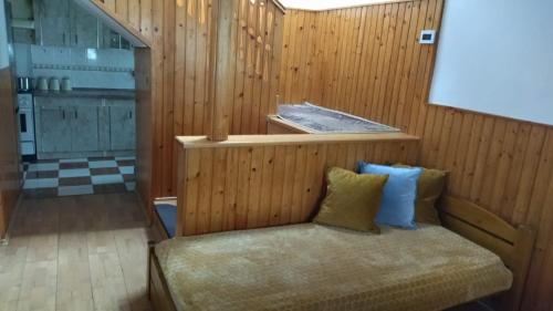 - une chambre avec un banc dans une pièce dotée de murs en bois dans l'établissement Dovolenkovy dom, à Ružomberok