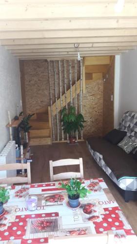 un salon avec une table et un lit dans l'établissement Maison de ville 4pers, à Issoire