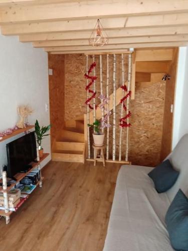 un salon avec un canapé et une télévision dans l'établissement Maison de ville 4pers, à Issoire