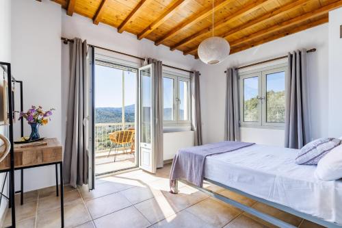 1 dormitorio con 1 cama y balcón en Villa Maja, en Skopelos Town