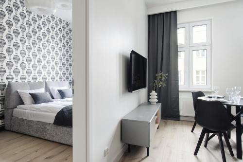 Manpro Apartments Toruńにあるテレビまたはエンターテインメントセンター