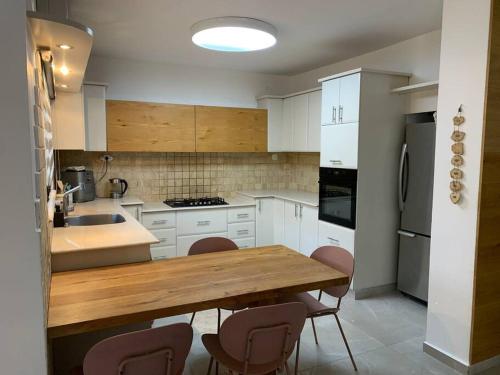 Una cocina o kitchenette en הבית של אדם