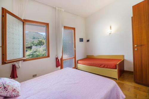 a bedroom with two beds and a window at Due Golfi in Lacona