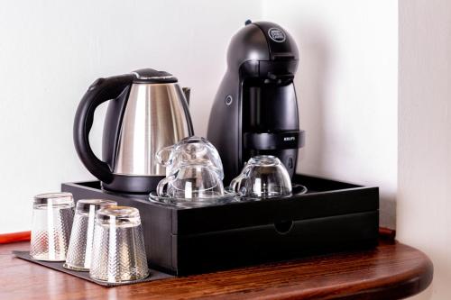 Utensilios para hacer té y café en B&B Chez Moi