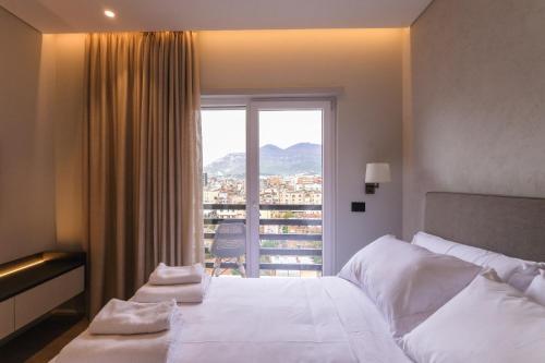 Postel nebo postele na pokoji v ubytování Two Steps Apartments Tirana