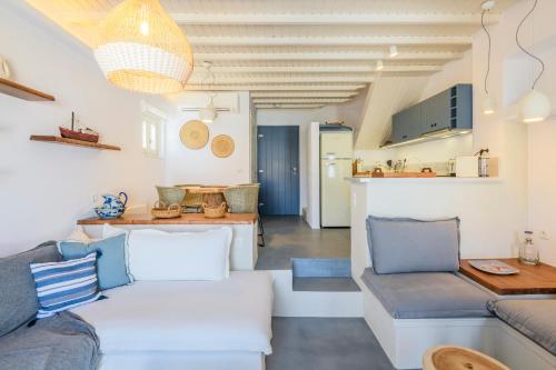 Una sala de estar con un sofá y una cocina. en Mykonos Perla Town House, en Mykonos ciudad
