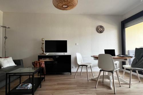 TV a/nebo společenská místnost v ubytování Apartment near the city center