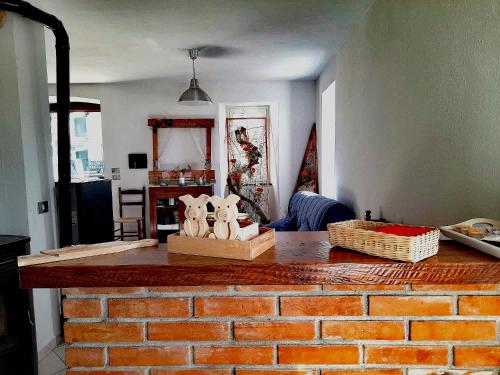 a brick counter in a room with a brick wall at Agriturismo I Giggi in Rezzoaglio