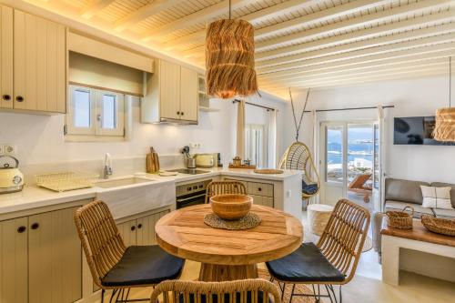 Supreme Mykonos Town House with Views & Pool & Parking