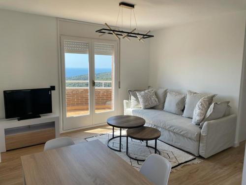 Televízia a/alebo spoločenská miestnosť v ubytovaní Apartamento entre mar y montaña
