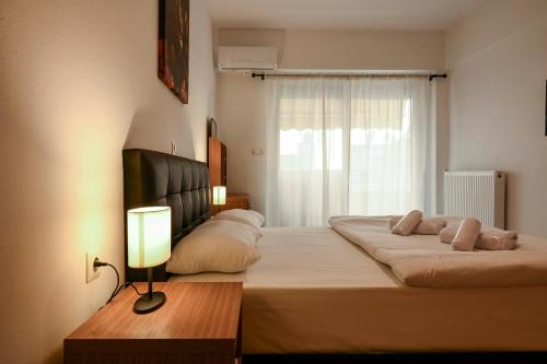 Un pat sau paturi într-o cameră la Thessaloniki Center Modern Apartment