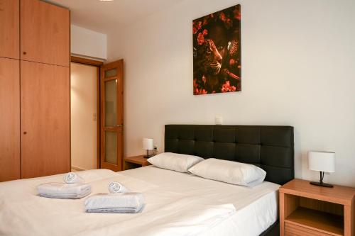 Thessaloniki Center Modern Apartment tesisinde bir odada yatak veya yataklar