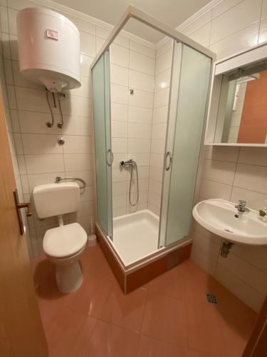 Ένα μπάνιο στο Apartmani Jukanovic