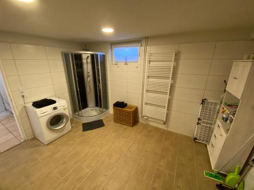 a bathroom with a washing machine and a washer at Schöne Wohnung mit Garten beim Outletcenter 5 km in Boostedt
