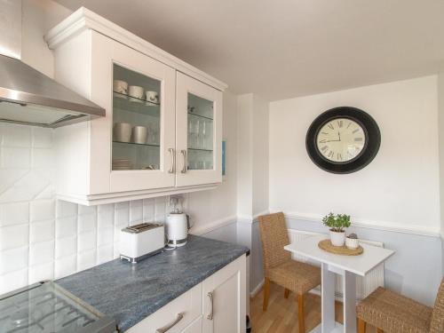 Η κουζίνα ή μικρή κουζίνα στο Pass the Keys Cosy Seaside Home with Free Parking
