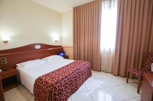 una camera d'albergo con letto e finestra di Felix Hotel a Montecchio Maggiore