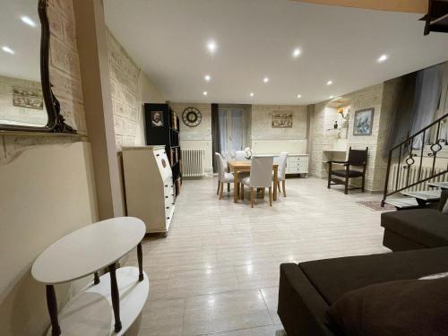 Una cocina y una sala de estar con mesa y sillas. en Casa della Luna, en Bari
