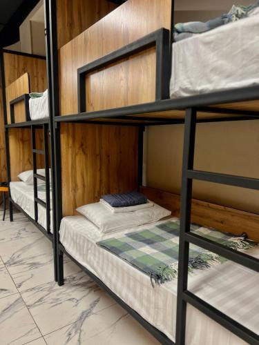 Un grupo de literas en un dormitorio. en Mega Hostel, en Almaty