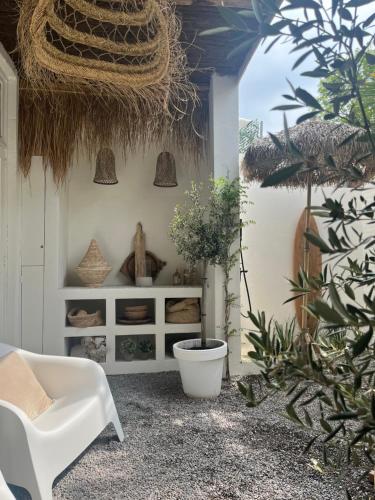 a room with a white chair and some plants at Het sfeerhuis aan zee in Vlissingen