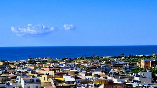 a group of houses on a hill near the ocean at Da DOMITILLA in centro storico con panorama in Avola